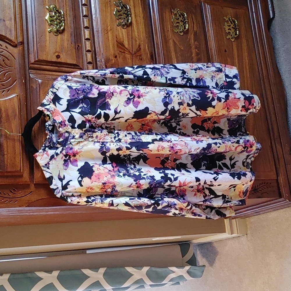 🌸Host Pick🌸NWOT Signature Collection 1X Floral Feminine Button Down Blouse